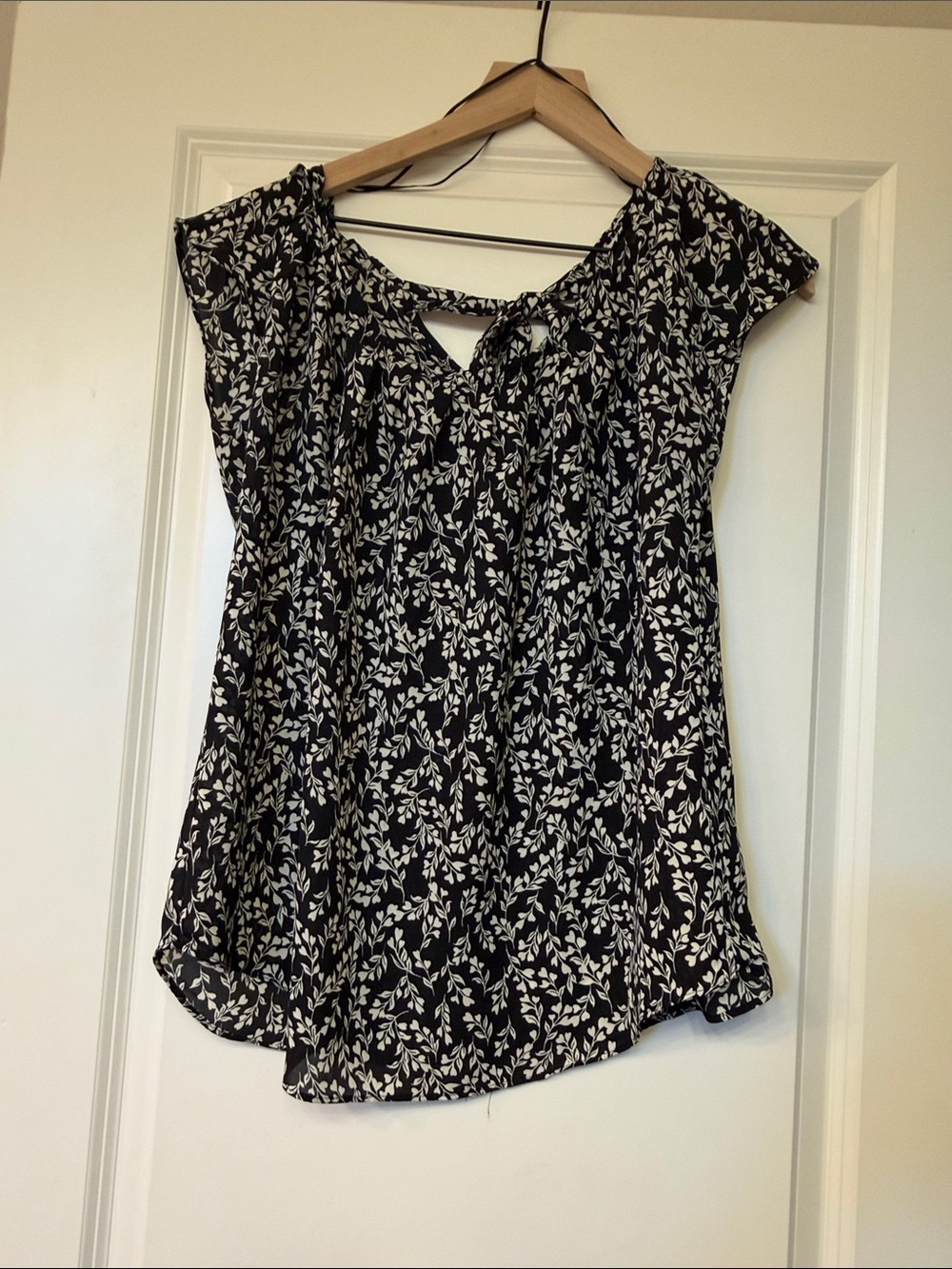 LC Lauren Conrad Black and White Leaf-Print Tie Neck Cap Sleeve Blouse